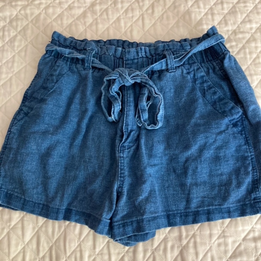 Universal Thread brand jean shorts w belt.